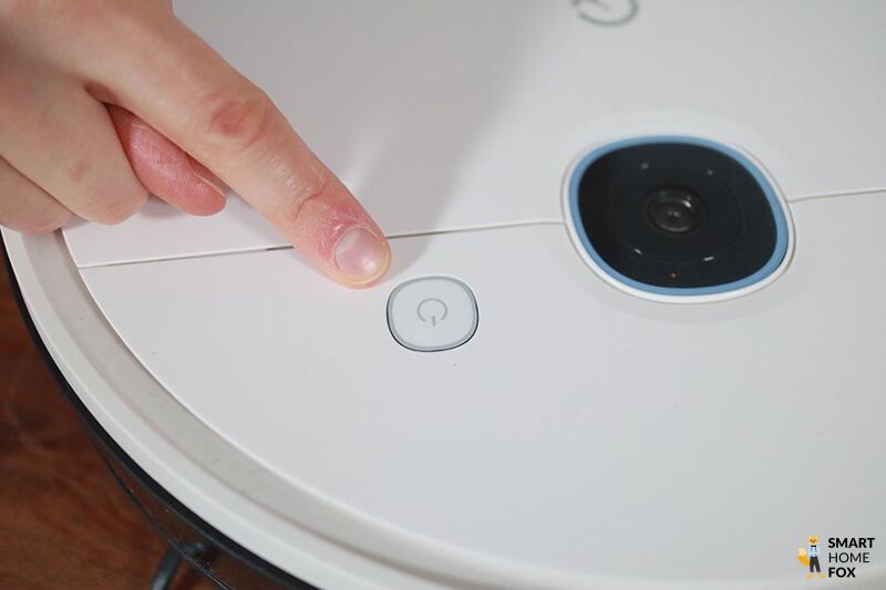 Кнопка управления роботом-пылесосом Yeedi Vac нажимается одним пальцем